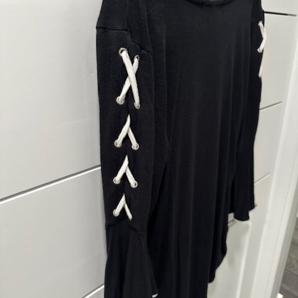 Black & White Top Flared Sleeves - Picture 2 of 7